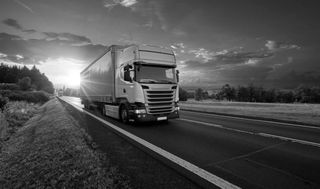Marketplace B2B pour la location de poids lourds avec chauffeur : Transformation digitale du transport routier local et automatisation TMS